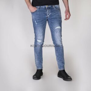 Στενό jean παντελόνι ,σχετικά κοντό με φθορές, κλείνει με κουμπιά
