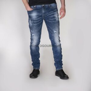 Ανοιχτό χρώμα taperred jean παντελόνι με φθορές και τρύπες, στενεύει σταδιακά προς τον αστράγαλο